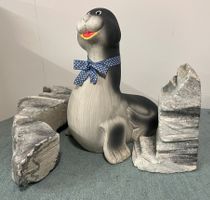 Witzige Seehund Figur mit Schleife