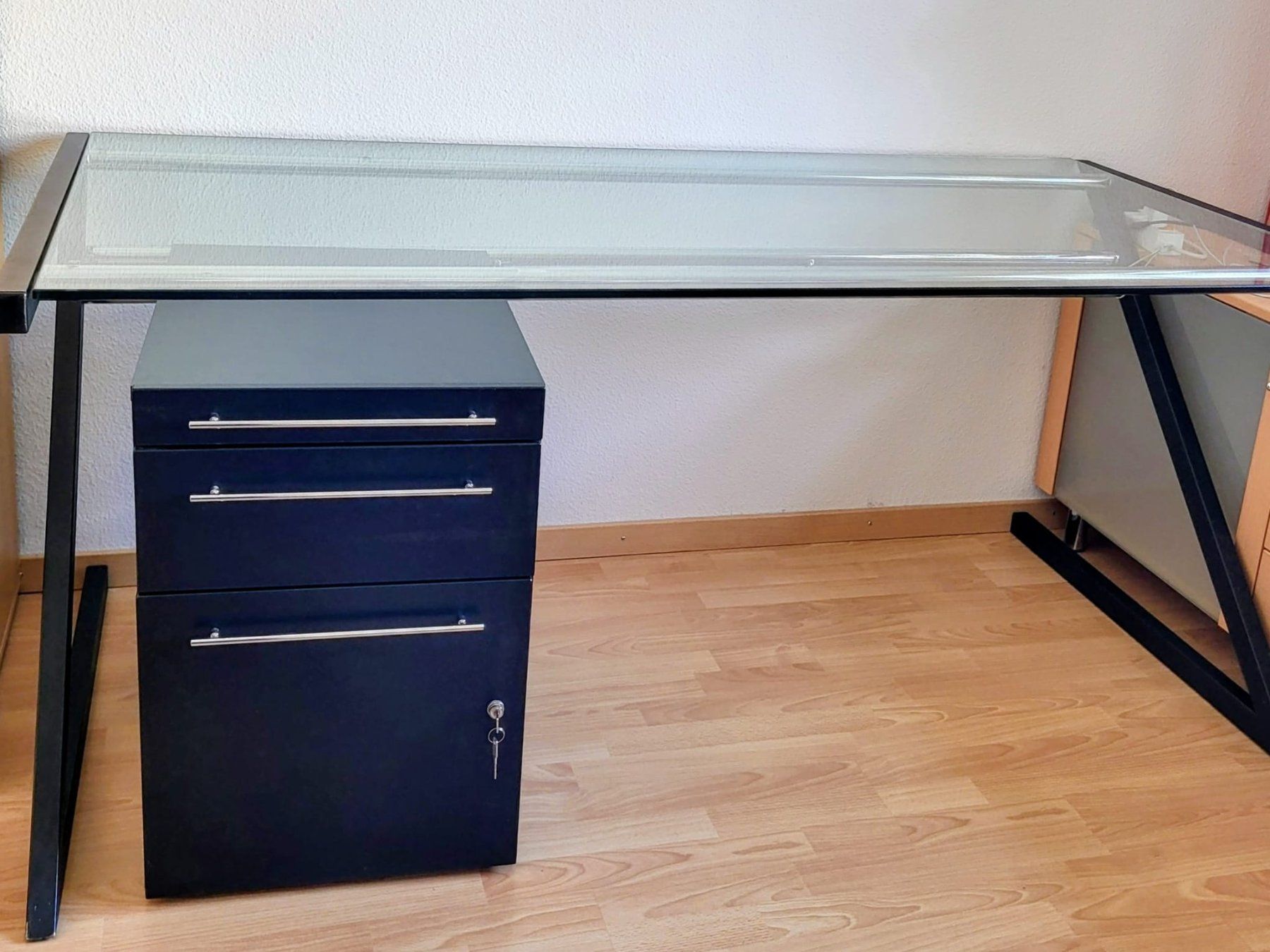 Bureaux: Schreibtisch mit Glasplatte und Rollcontainer – D'occasion à Baar par Mian