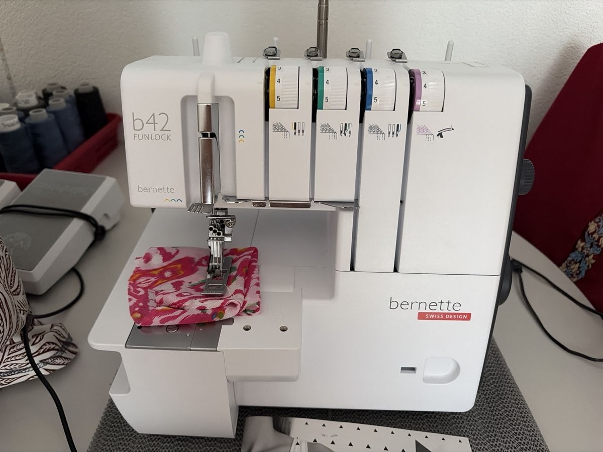 Bernina Macchine da cucire: Bernette Cover- Maschine – Nuovo (secondo la descrizione) da Toffen venduto da Winwin2022