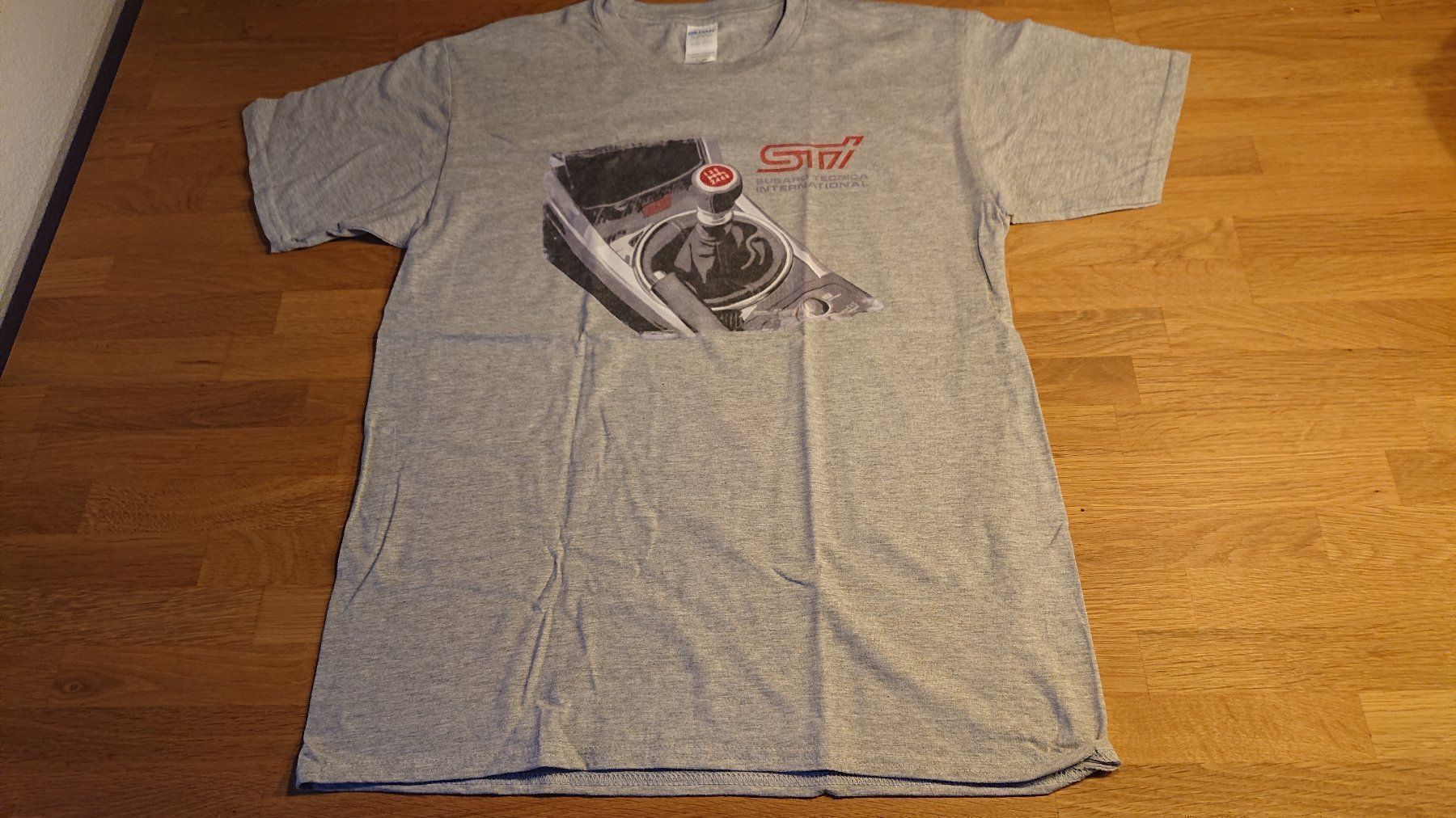 T-shirt: Subaru STI T-shirt – Nuovo e nell'imballaggio originale da Lauerz venduto da STIDRIVER