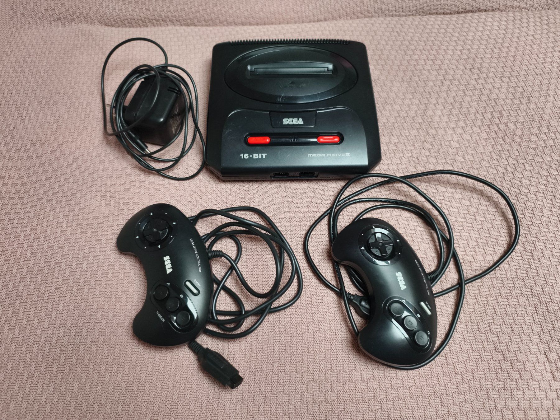 Sega Consoles: Sega Mega Drive II Konsole, 2 Controller – D'occasion à Ringgenberg BE par Tantal15125