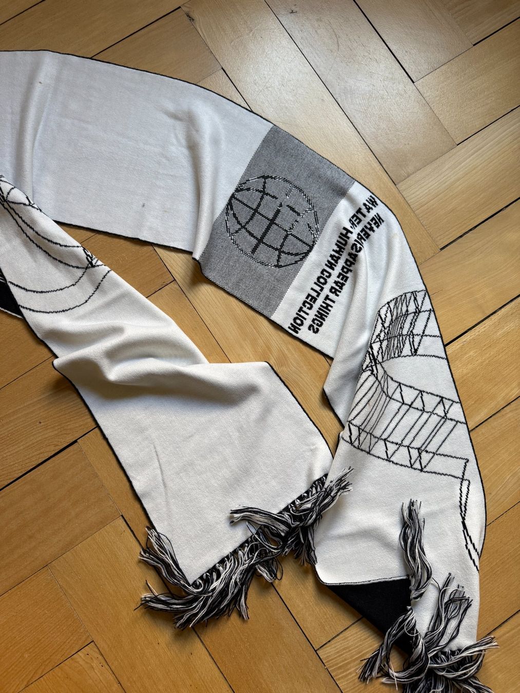 Foulard & Sciarpe: Schal schwarz-weiss mit Motiven – Usato da Zürich venduto da Diazaio 2