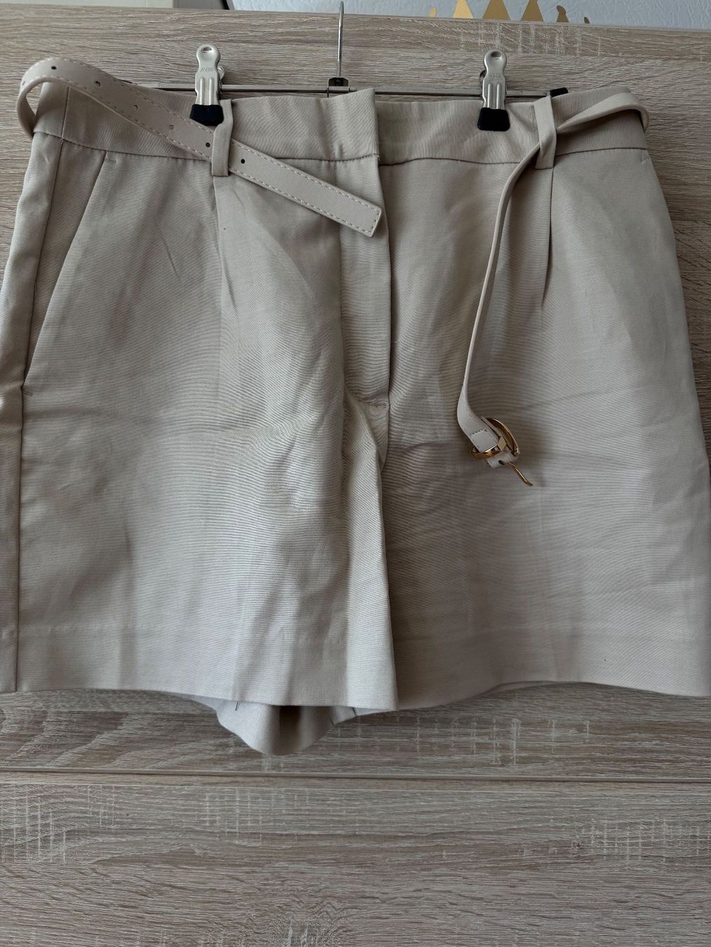 Zara Pantaloni: Short beige chic – Nuovo (secondo la descrizione) da Montreux venduto da Izapechee