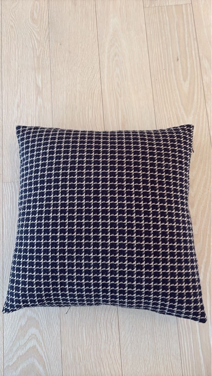 Letti: Stylish Houndstooth Pattern Pillow, Perfect for Autumn! – Nuovo (secondo la descrizione) da Uitikon Waldegg venduto da JanicaGe