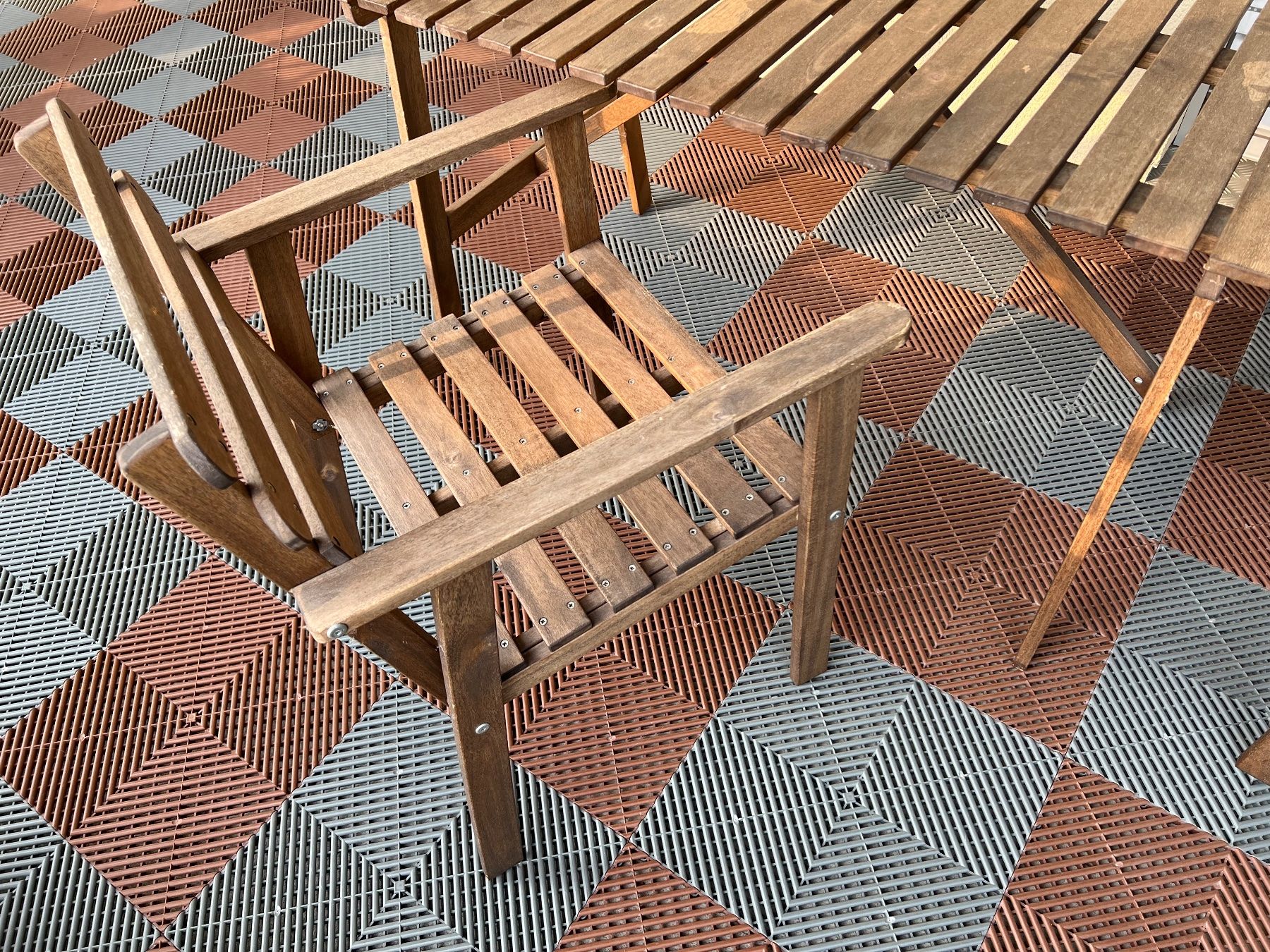 Set di tavolo e panche: IKEA Gartentisch aus Holz mit vier Stühlen – Usato da Bettlach venduto da Tradenet100 4