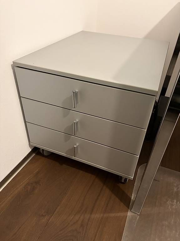 Eléments de bureau: Rollkorpus grau, mit 3 Schubladen – D'occasion à Inkwil par LHAMF