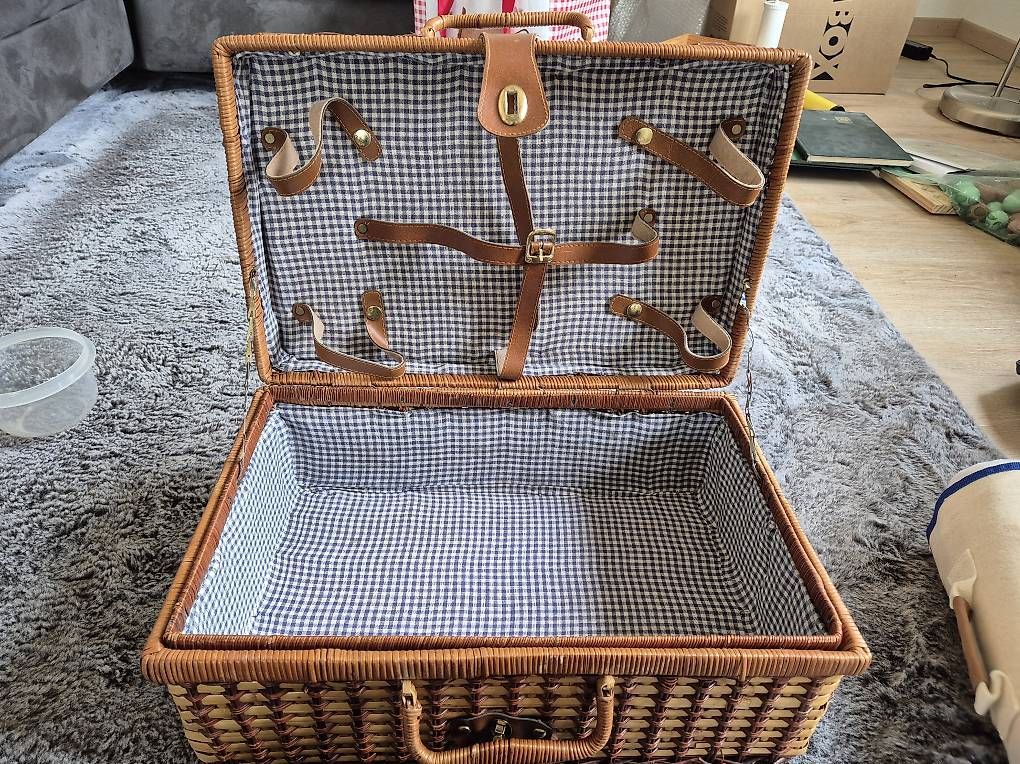 Reisekoffer: Picknick-Koffer inkl. Decke – Gebraucht aus Winterthur von electone 1