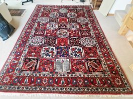 Orientteppich mit floralem Muster rot blau guter Zustand