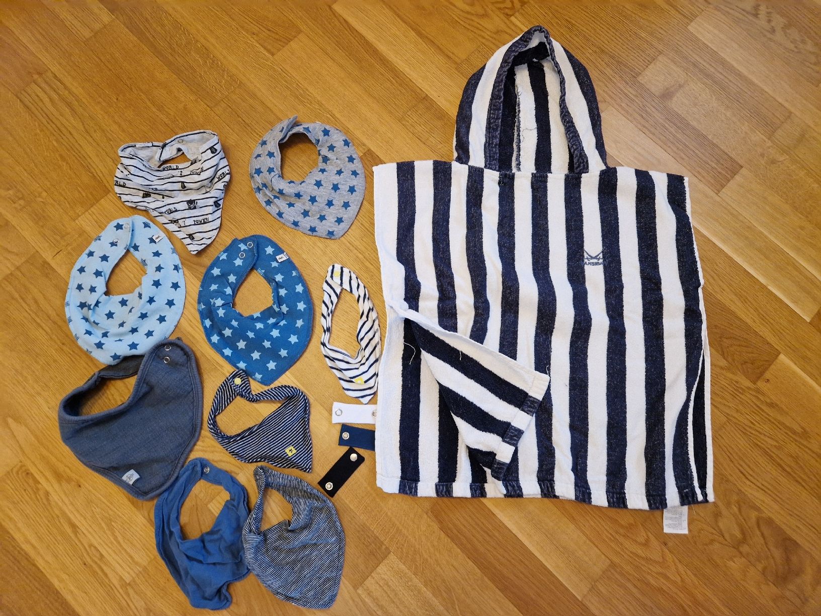Lotti & Set di vestiti: Kleiderpaket Lätzli und Badehandtuch – Usato da Zürich venduto da nicinat