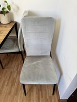 Vier graue Stühle
