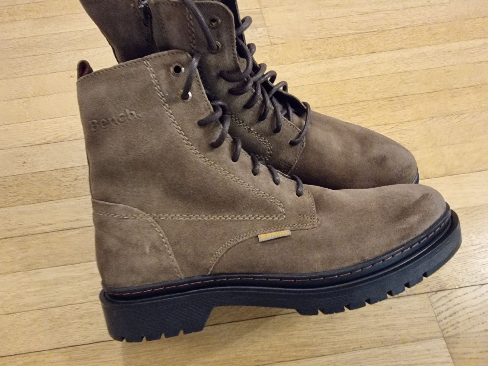 Scarpe da uomo: Bench. Schnürboot Grösse 43 neu,echtes Wildleder,braun-grau – Nuovo e nell'imballaggio originale da Untersiggenthal venduto da Mando2008