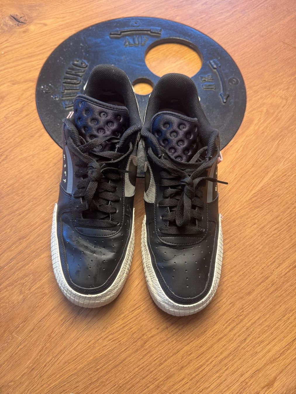 Nike Scarpe da uomo: Nike Air Force 1, Grösse 44, Schwarze Sneaker – Usato da Schiers venduto da LOET3