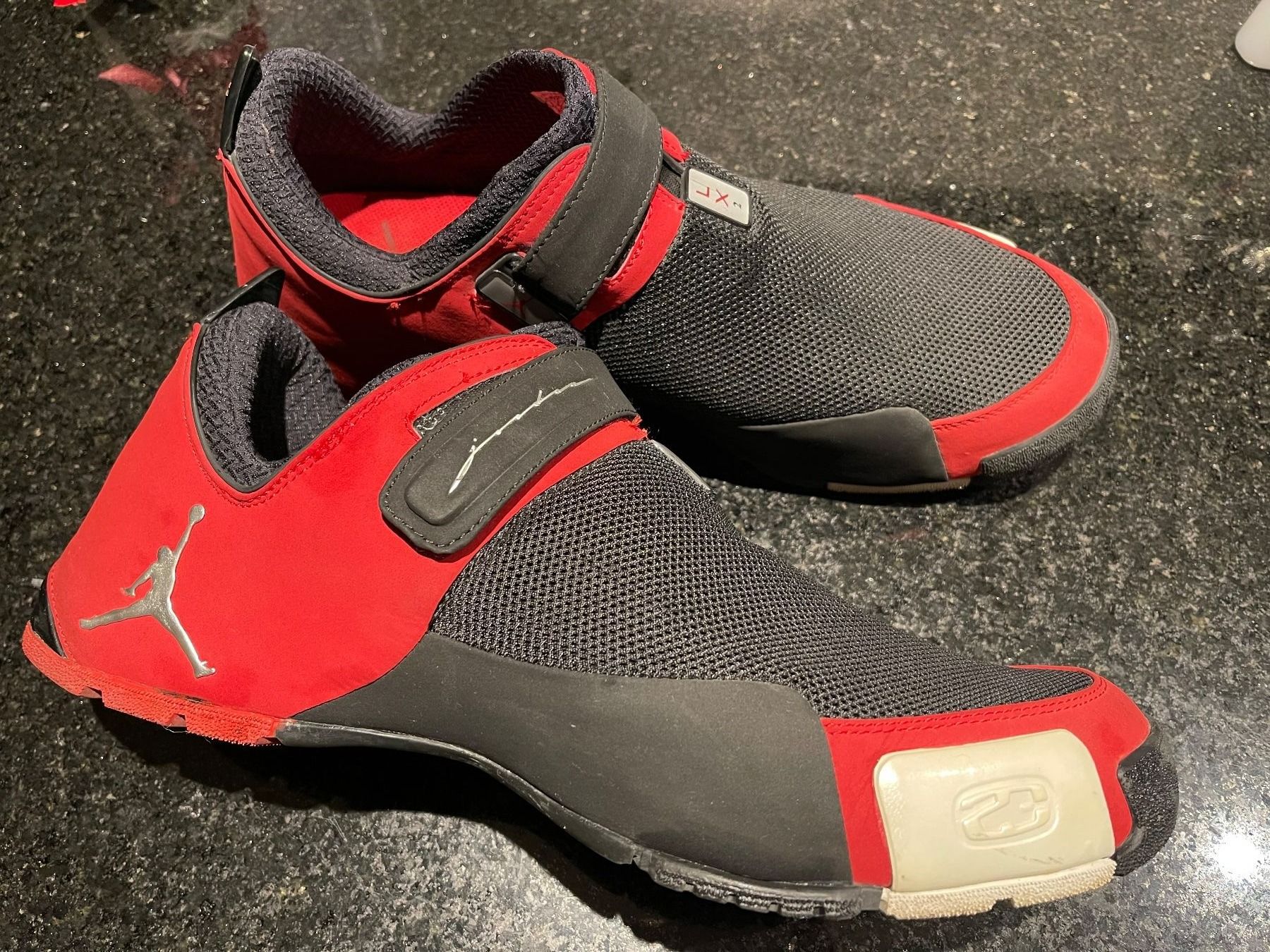 Jordan Scarpe da uomo: Jordan LX 2 Black/Red - Grösse 48.5 / US 14 – Usato da Buch am Irchel venduto da Sweetharth 1