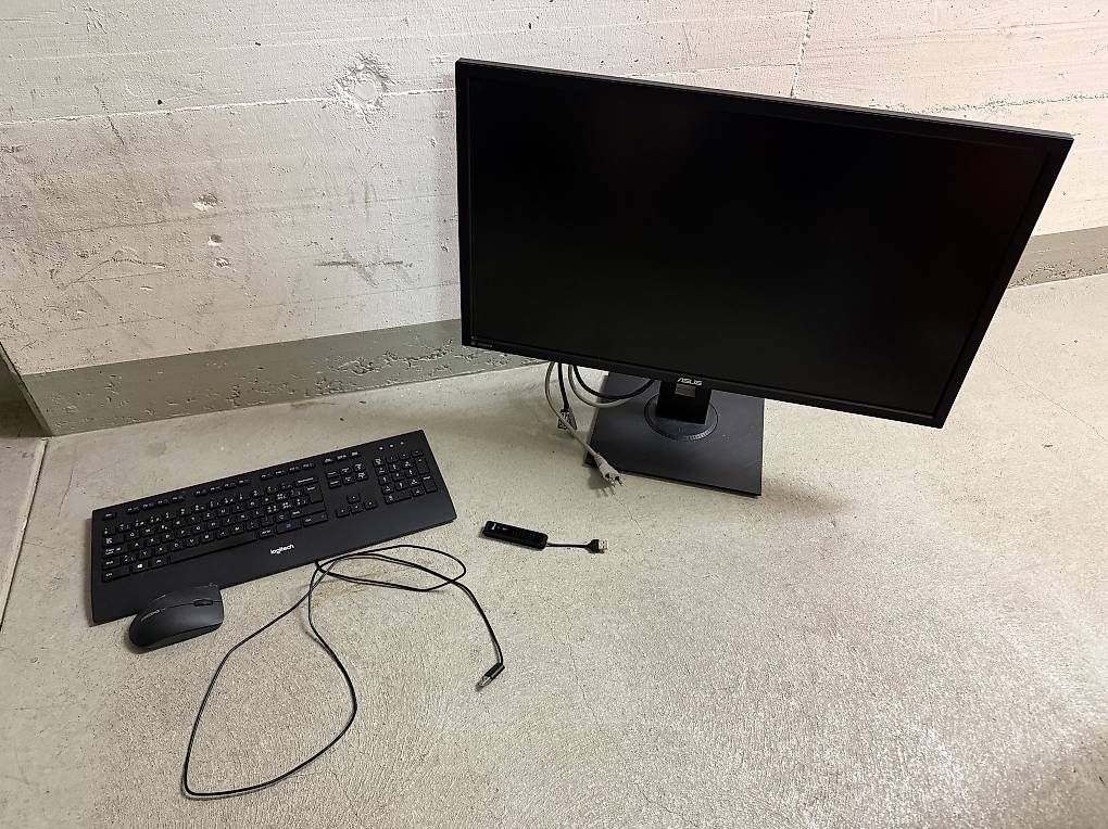 Monitor: Ganzes Homeoffice Setup mit Asus Bildschirm – Usato da Zürich venduto da R7788