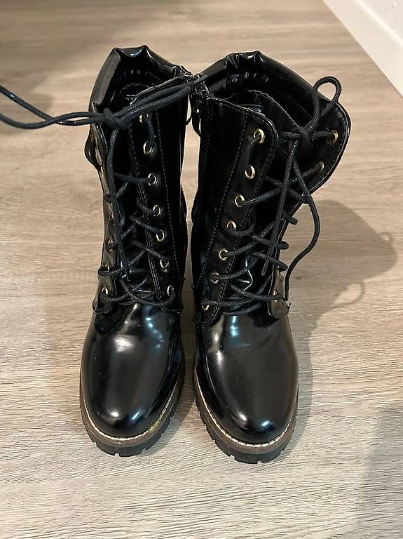 Chaussures femmes: Stiefeletten – D'occasion à Schwerzenbach par nic_zt5r