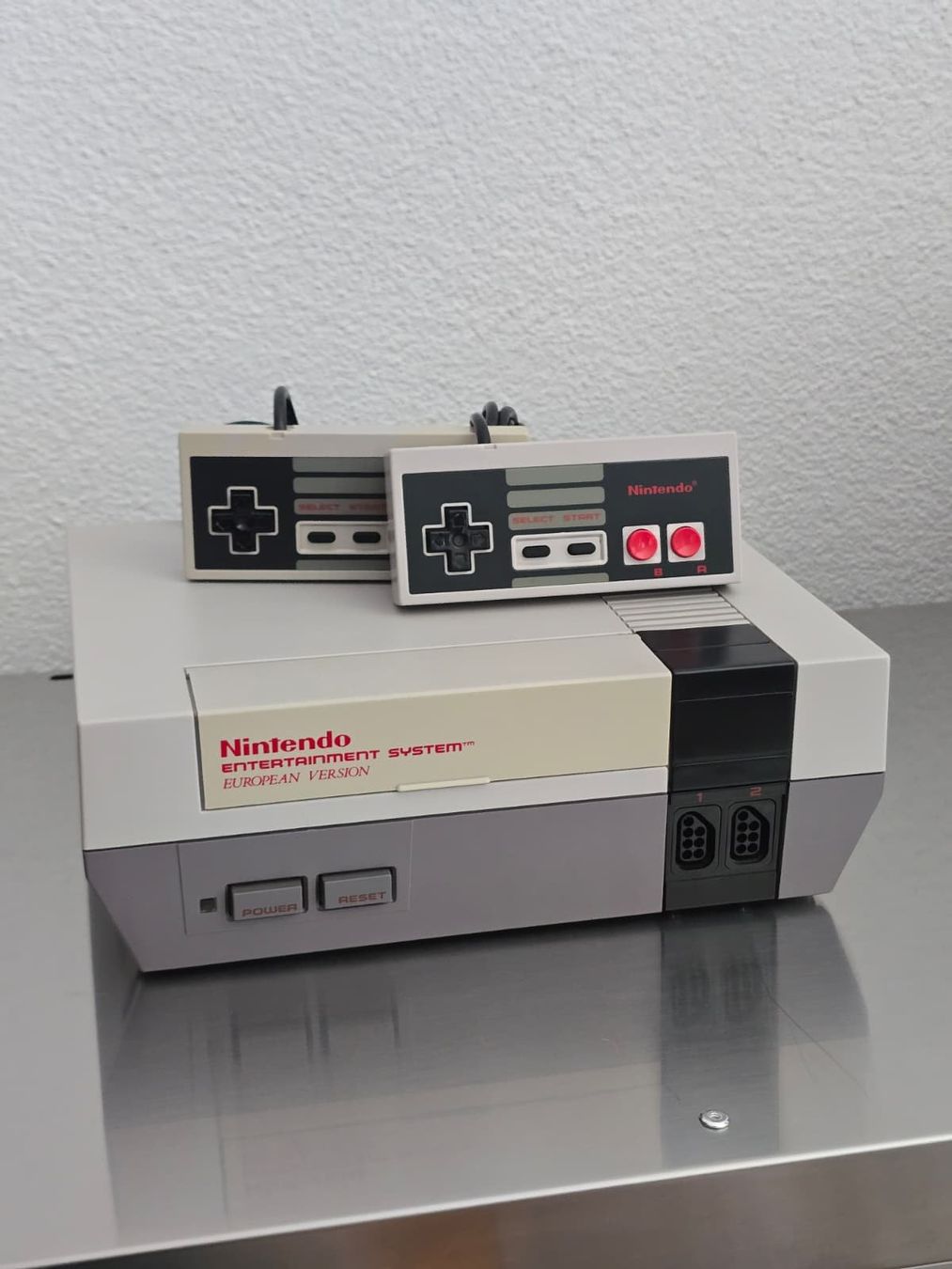 Nintendo Consoles: Nintendo Entertainment System (NES) Konsole mit 2 Controller – D'occasion à Emmen par BieteNurSo