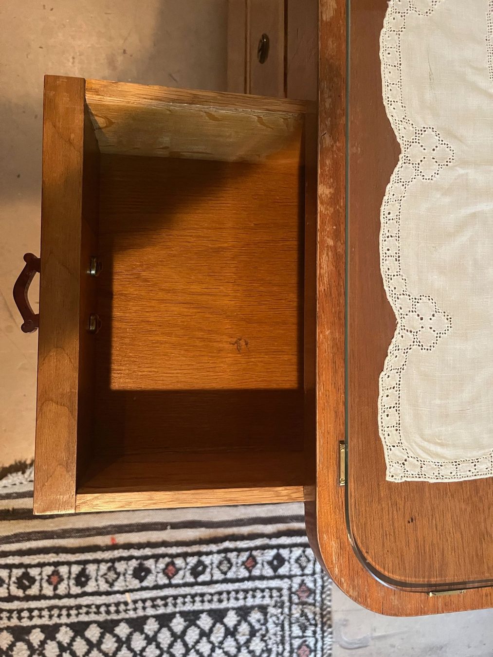 Cassettiere: Komode mit Glasplatte und reich besticktes Textil – Usato da Stäfa venduto da mai_qm5z 5