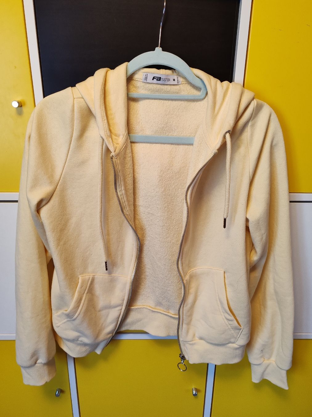 Kleiderpakete: 2x FB Sister Kapuzenpullover Hoodies Gr. M – Gebraucht aus Untervaz von DoniWii1985 2