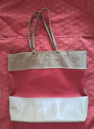 Sac fourre-tout en cuir perforé rouge et beige 