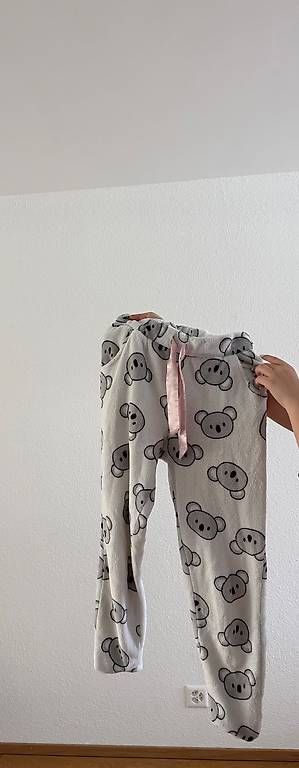 Pantaloni: PLUESCH-HOSE MIT KOALA-PRINT – Usato da Niederhasli venduto da agn_28zq