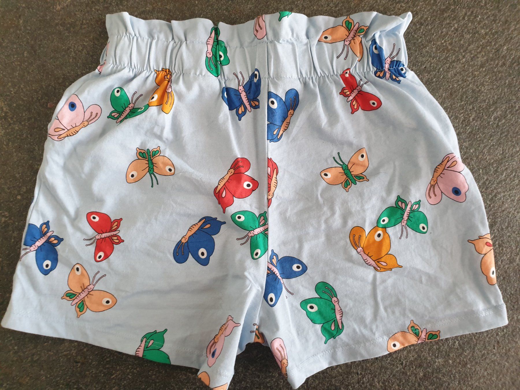 Hosen: Kurze Hose Schmetterling Grösse 140 – Gebraucht aus Unterengstringen von Ypsilony