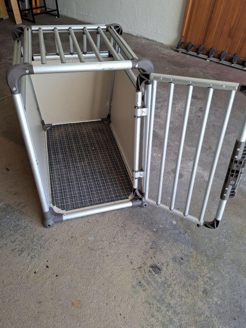 Cucce & Letti: Robuste Hundetransportbox aus Aluminium – Usato da Hunzenschwil venduto da Hondaswiss 1