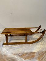 Antikes Original: Alter Davoser Holzschlitten mit Eisenkufen