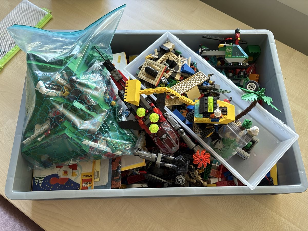 Lego Kit di costruzioni: Lego Kiste mit alten Sets – Usato da Kriens venduto da Godier