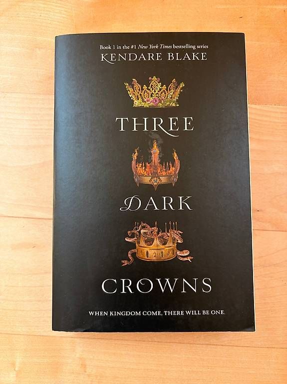 Libri: Three dark crowns – Usato da Bern venduto da anj_f8cn
