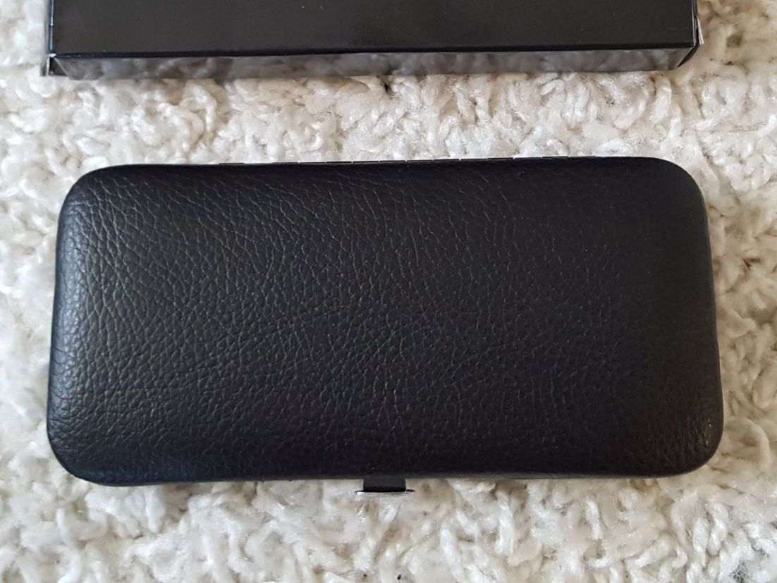 Unghie finte: Maniküre Set schwarz mit Etui neu – Nuovo e nell'imballaggio originale da Widnau venduto da KleineHonigblume 1