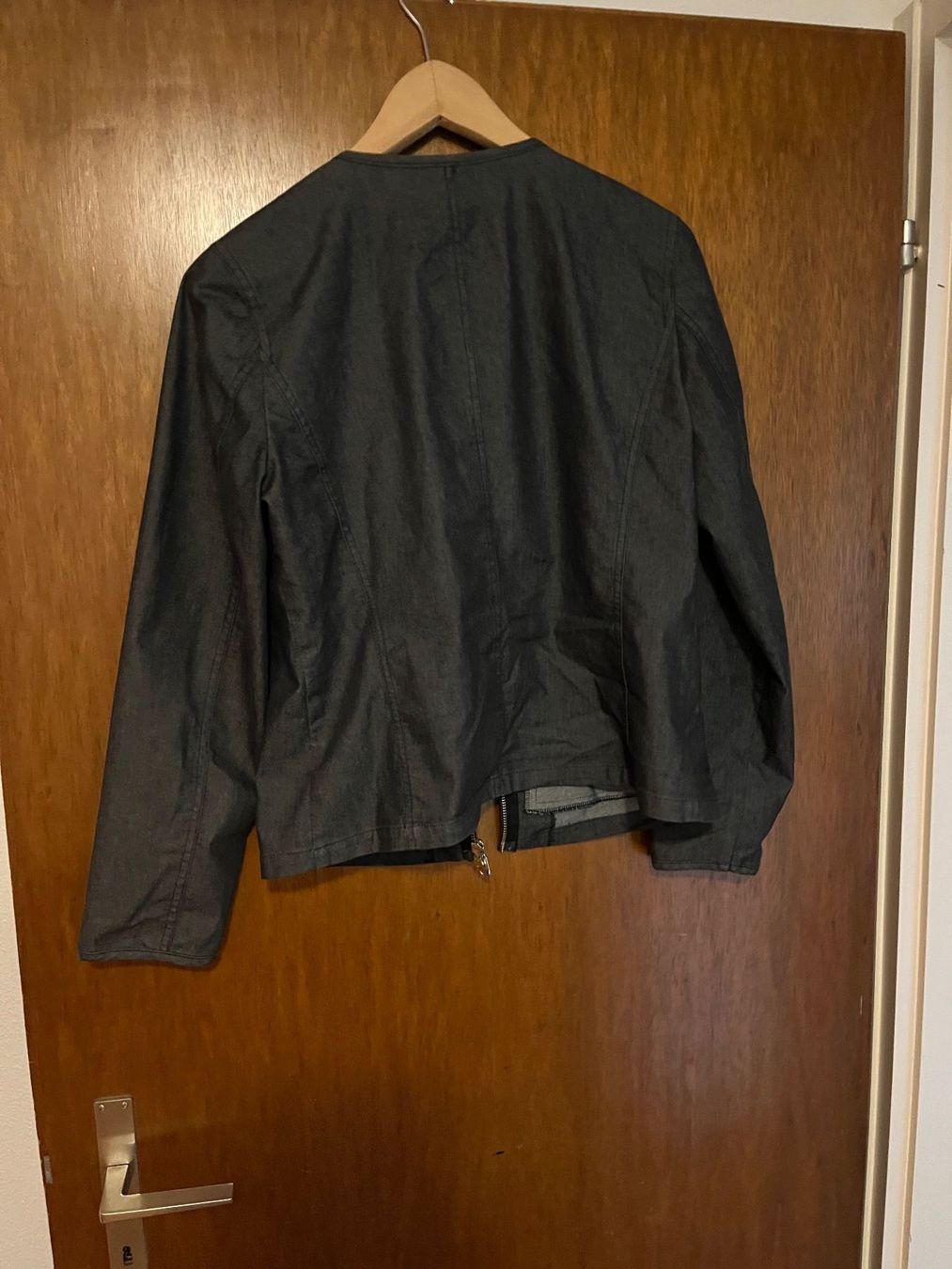 Giacche: graue Jacke mit Reisverschluss – Usato da Würenlos venduto da Schnudi10 1