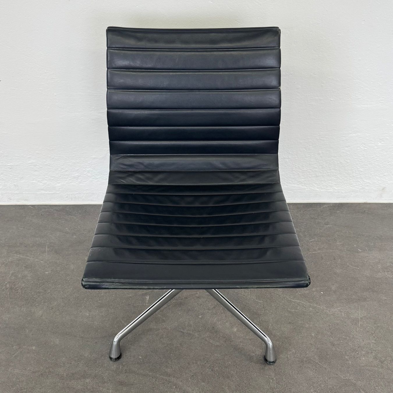Sedie: Vitra Eames Alu Chair EA106 Leder – Usato da Schönenwerd venduto da mcofficeshop