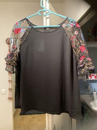 Haut noir manches transparentes brodées fleuries taille XL