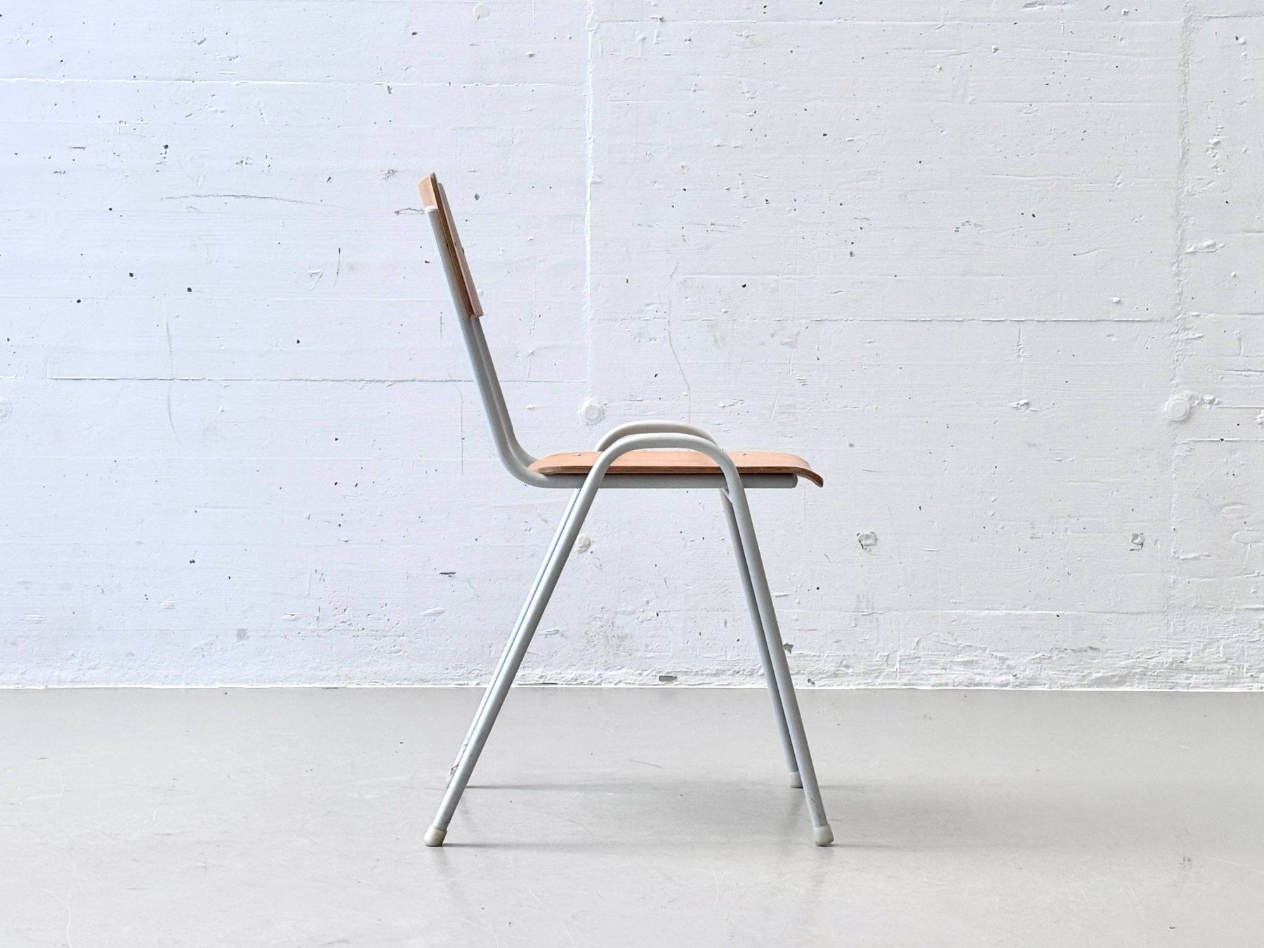 Sedie: Retro Stapelstühle mit weissem Gestell – Usato da Zürich venduto da LeMoege 9