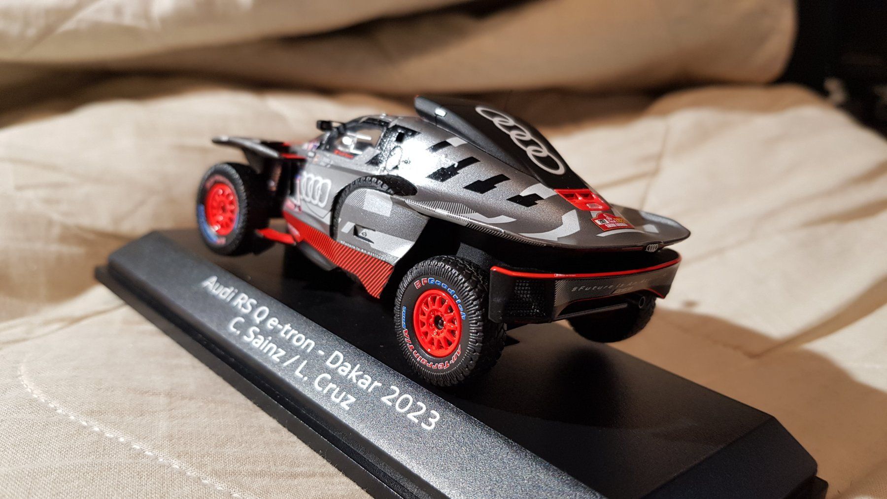 Modellini d'auto: Audi Rs Qe-tron E2 C.Sainz Rally Dakar 2023 – Nuovo e nell'imballaggio originale da Fribourg venduto da 911cc 4