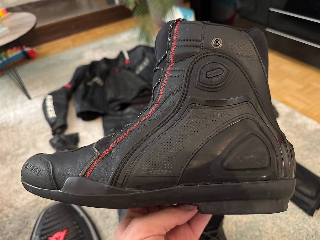 Dainese Lotti di vestiti: Complete Dainese Leather Motorcycle Gear Set – Usato da Genève venduto da Mladuz 4