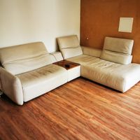 Feines Ledersofa, sehr gut erhalten, mit elektr. Einstellung