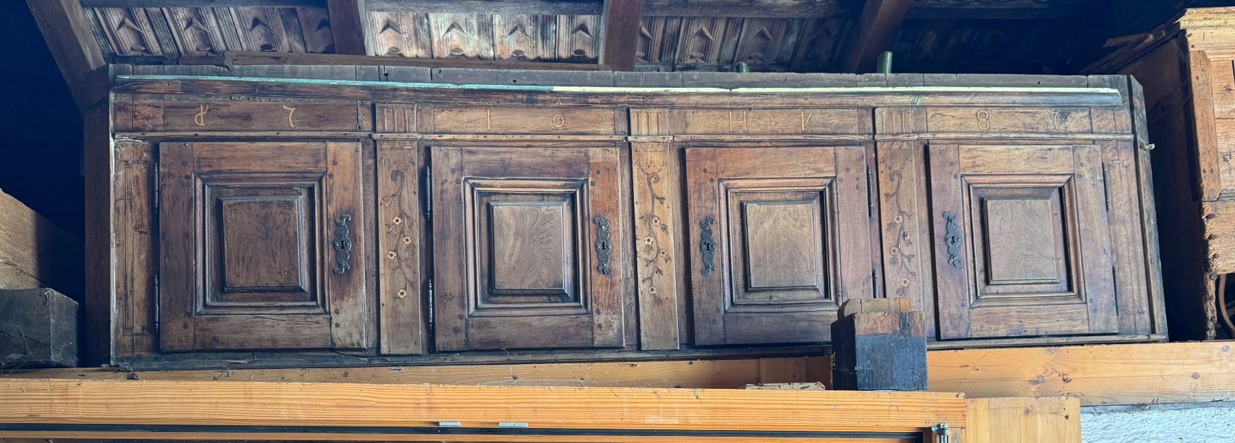 Schränke: Antiker Schrank, restaurationsbedürftig, Holz – Gebraucht aus Sachseln von BONATI01 2