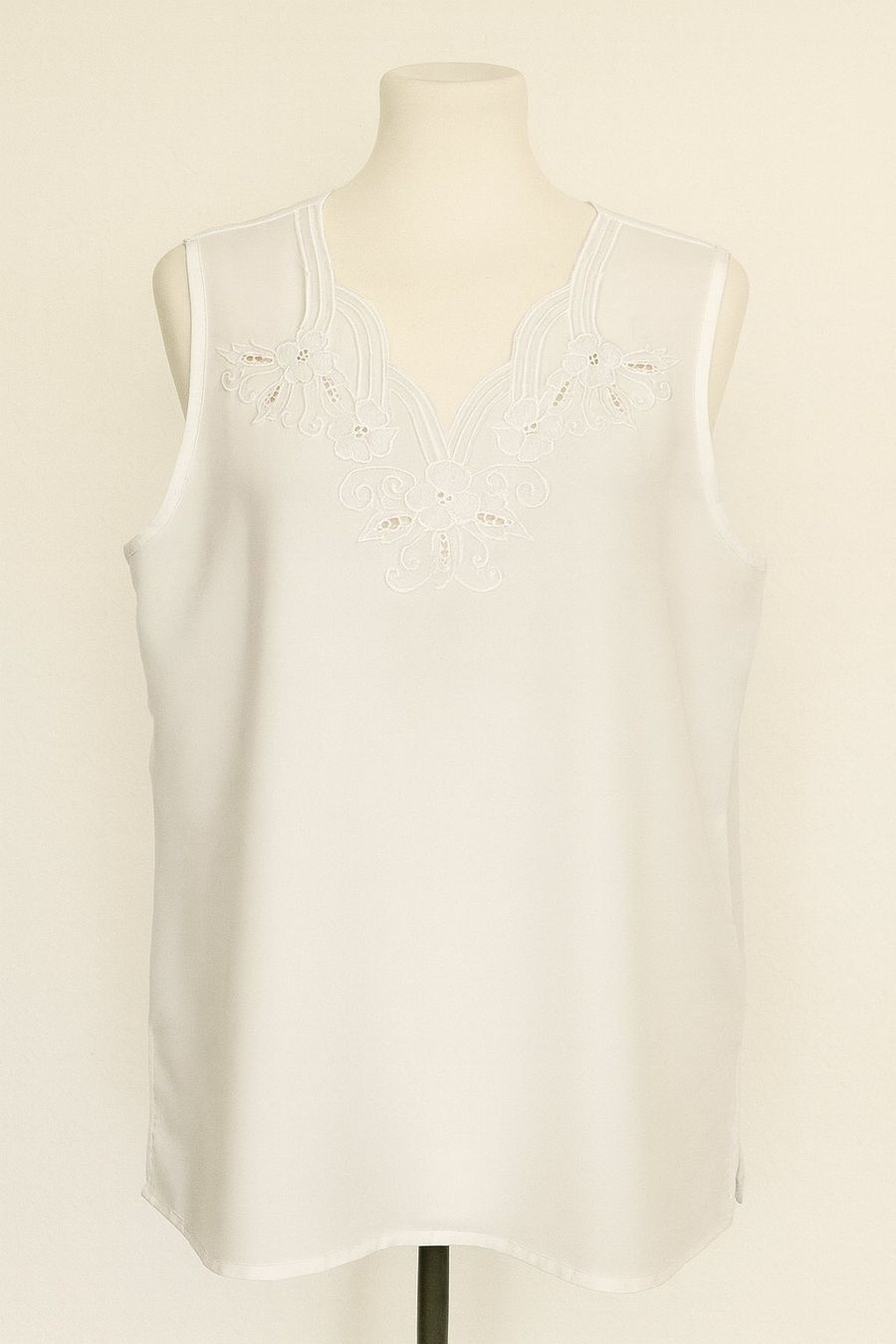 Top: weisses Damentop, mit Blumenmuster, Gr. 42 – Usato da Sursee venduto da Steffi_2020