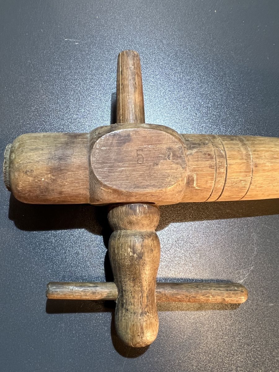 Rubinetteria: Ancien robinet de tonneau en bois – Usato da La Neuveville venduto da XavierLuke 4