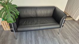 2- Sitzer Ledersofa schwarz Metallgestell