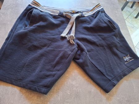 Short taille L marque Everlast 70% coton