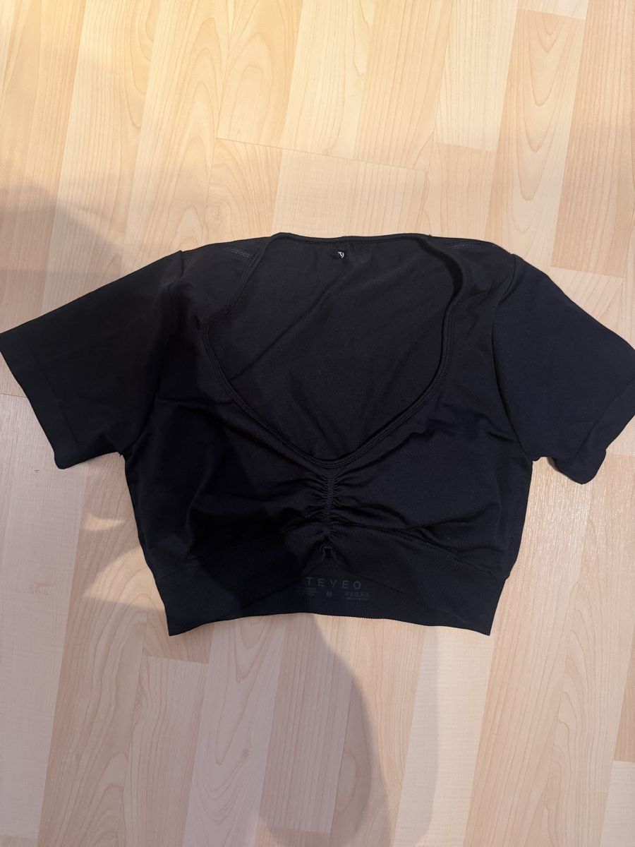 Teveo Top: Schwarzes Teveo Top mit Herzausschnitt – Usato da Thierachern venduto da due_ls6w