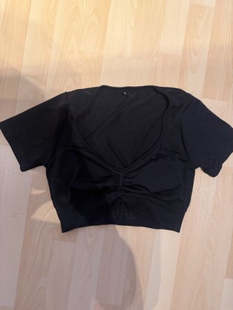 Schwarzes Teveo Top mit Herzausschnitt