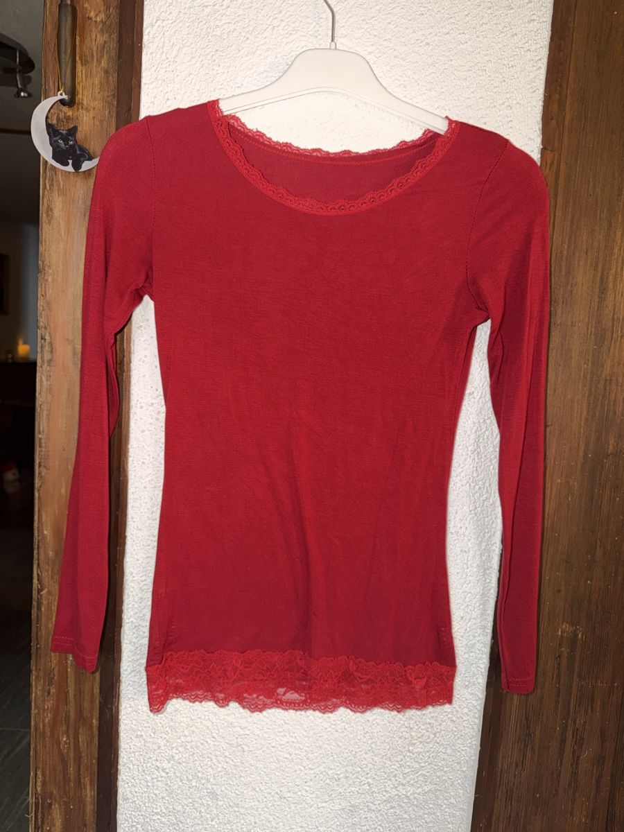 Top: Rotes Langarmshirt mit Spitze - Herbst/Winter, Gr. S – Usato da Bergdietikon venduto da mel_2vyy