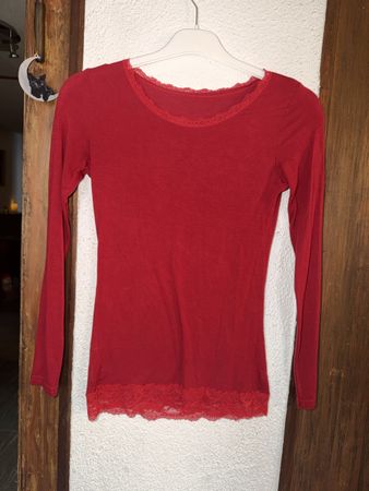 Rotes Langarmshirt mit Spitze - Herbst/Winter, Gr. S