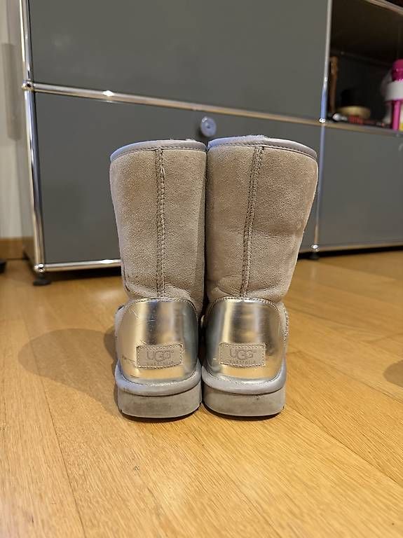 Scarpe da donna: Ugg Boots 39 Hellgrau mit metallic Detail  – Usato da Zürich venduto da viv_y579 1