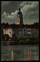 AK Olten, Kirchturm und Häuser am Flussufer, Nachtansicht