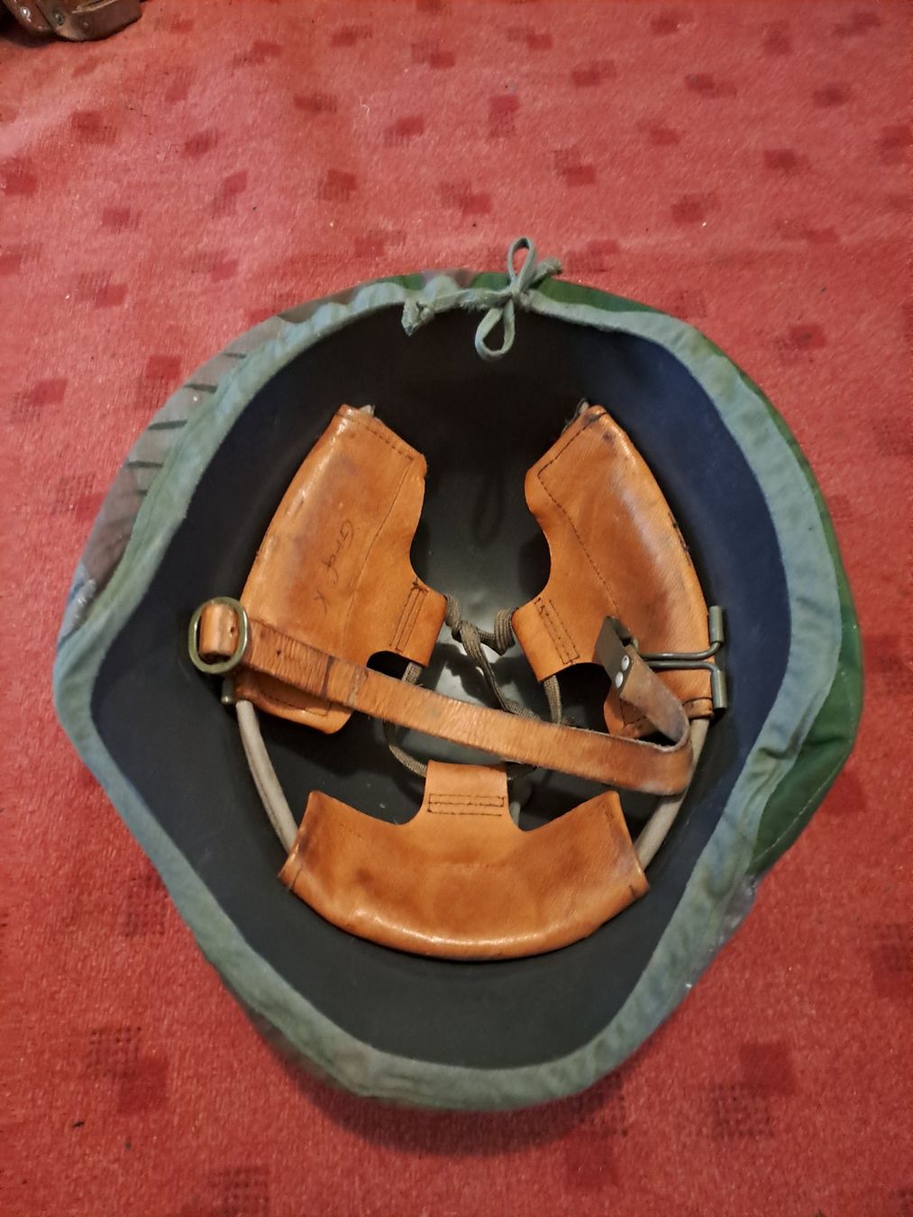 Schweizer Armee Uniformi: Stahlhelm Ordonanz 1918,  Schwarz mit Tarnüberzug – Usato da St.Gallen venduto da Infanteriewerk 3