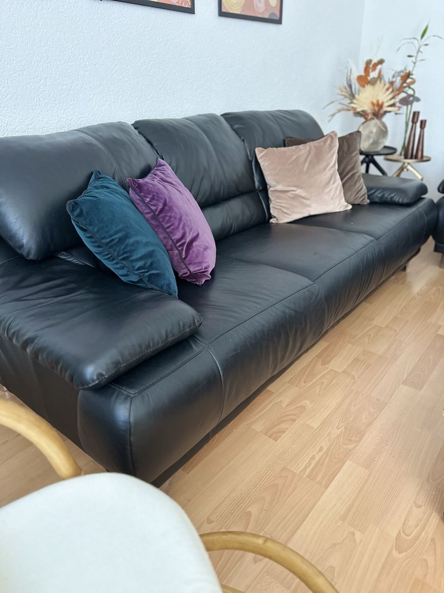 Conforama Divani: Conforama 2 Schwarze Sofas mit Hocker – Sehr gepflegt – Usato da Kleindöttingen venduto da car_wrp7 4